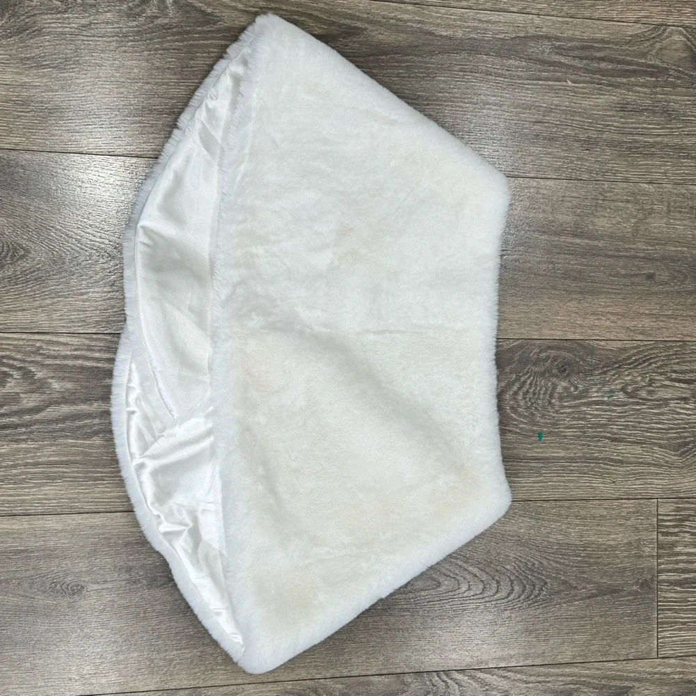 Chic White Faux Fur Wrap - Picture 3 of 4